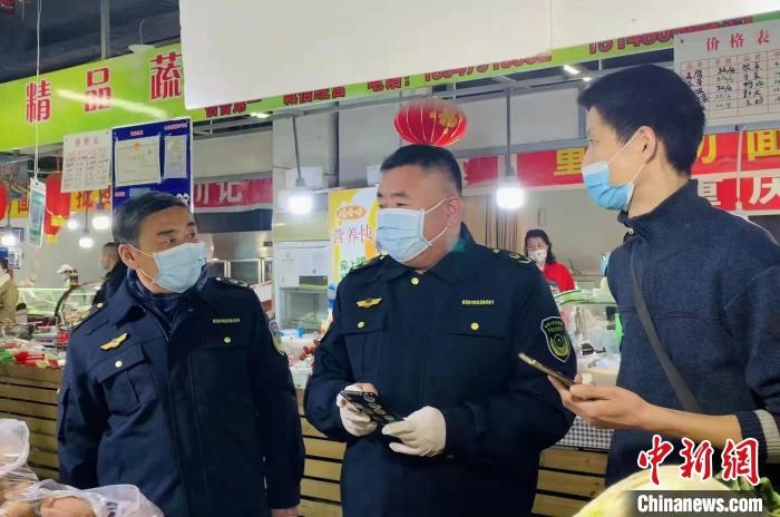 圖為執(zhí)法人員進行調查。　李婷婷　攝