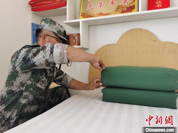 圖為謝寶民以軍人標(biāo)準(zhǔn)要求自己?！∈茉L者供圖