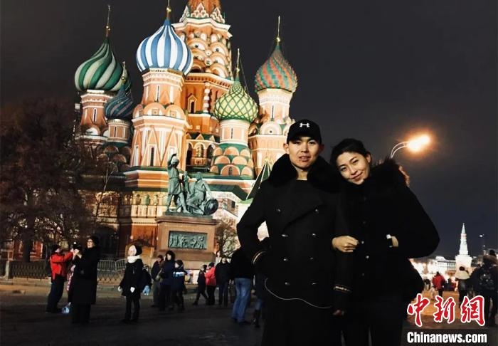 圖為敖木希勒夫婦留學(xué)合影?！“侥鞠＠展﹫D