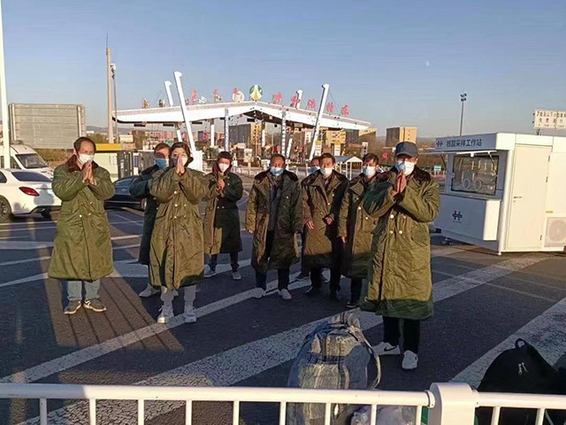 護(hù)送農(nóng)民工安全返鄉(xiāng)。賽罕區(qū)民政局供圖