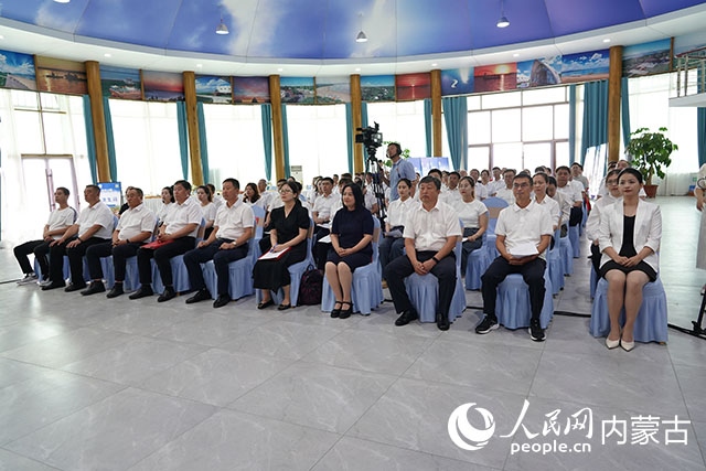 與會(huì)人員共同觀看科右中旗牛產(chǎn)業(yè)高質(zhì)量發(fā)展專題片。苑曉睿攝