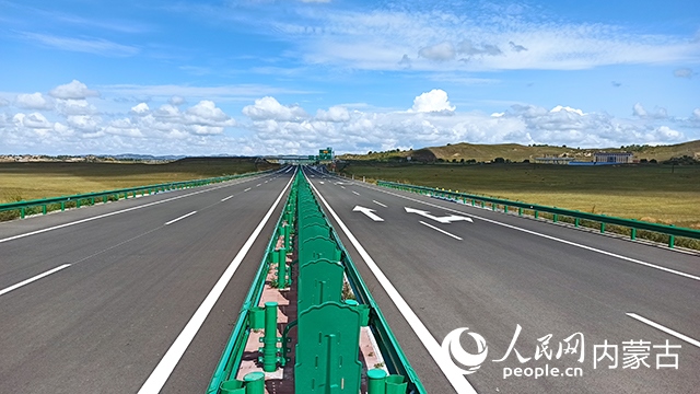 G1611經(jīng)棚至烏蘭布統(tǒng)高速公路項(xiàng)目。人民網(wǎng)記者 趙夢(mèng)月攝