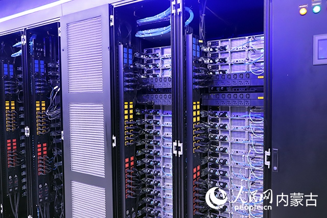 內(nèi)蒙古高性能計(jì)算公共服務(wù)平臺(tái)機(jī)房。人民網(wǎng)記者 苗陽(yáng)攝