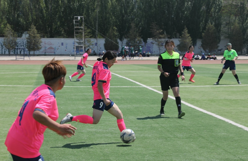 3.大學(xué)生足球聯(lián)賽本科組比賽現(xiàn)場，內(nèi)蒙古民族大學(xué)（粉色）對(duì)陣呼和浩特民族學(xué)院.JPG