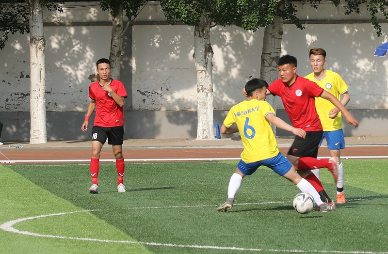 2.大學(xué)生足球聯(lián)賽本科組比賽現(xiàn)場，內(nèi)蒙古工業(yè)大學(xué)（紅色）對(duì)陣內(nèi)蒙古醫(yī)科大學(xué).jpg