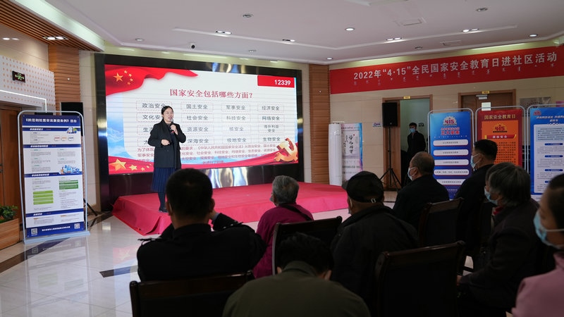 線下聯(lián)合各國家安全委員單位同步開展“國家安全進(jìn)社區(qū)”活動(dòng)，現(xiàn)場通過以國家安全知識(shí)問答為主線，穿插烏蘭牧騎演出、國家安全宣講、發(fā)放國家安全法律法規(guī)讀本等形式，圍繞什么是國家安全、國家安全包含哪些內(nèi)容、如何維護(hù)國家安全等方面，為社區(qū)老百姓開展宣傳宣講，同時(shí)作為現(xiàn)場“進(jìn)社區(qū)”活動(dòng)與線上直播活動(dòng)連線，把現(xiàn)場熱烈氣氛帶到網(wǎng)絡(luò)，與大家共同分享。 (4)_副本.jpg