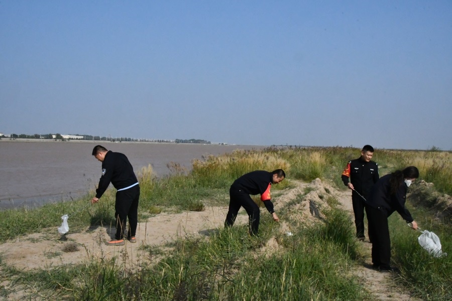 1678079679243688.jpg 開展“保護(hù)黃河母親河”志愿活動.JPG