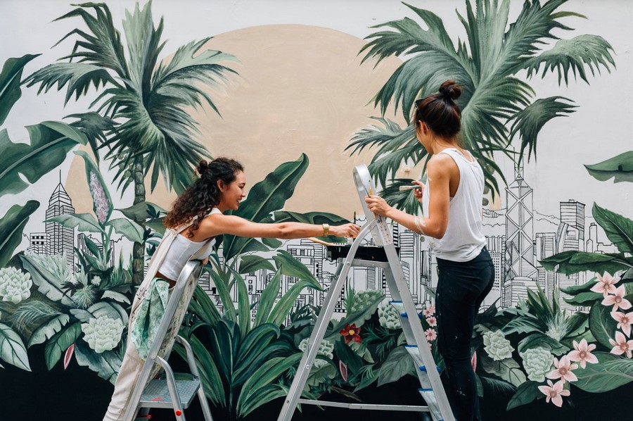 05. 藝術(shù)家梅慧欣、連佩汶與她們創(chuàng)作的壁畫(huà)作品.jpg