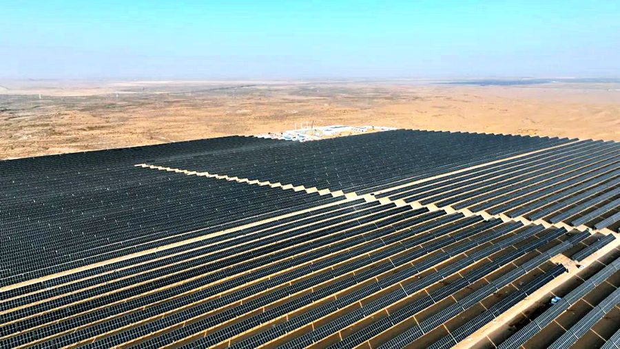 1743749816818980.jpg 磴口縣10萬千瓦光伏+沙產(chǎn)業(yè)生態(tài)協(xié)同發(fā)展項(xiàng)目實(shí)現(xiàn)全容量并網(wǎng)發(fā)電.jpg