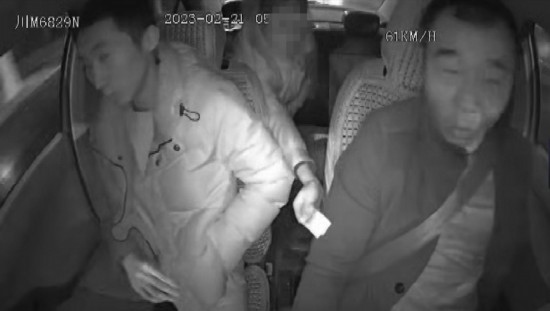 凌晨女子打車到江邊，并掏出百元大鈔給司機稱不用找了。資陽公安供圖