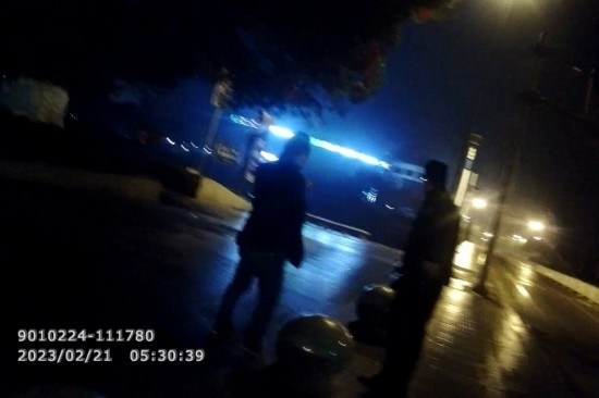 報警人唐師傅向民警講述情況 。資陽公安供圖