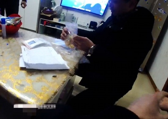 失主對照清單清點黃金等貴重物品。資陽市公安供圖