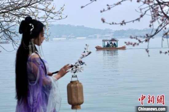 圖為游客在昆明湖畔游玩。<a target='_blank' data-cke-saved-href='/' href='/'><p align=