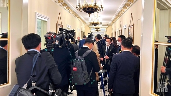 △等待進(jìn)入會(huì)場的新聞?dòng)浾邤D滿走廊。（總臺(tái)央視記者程鋮拍攝）