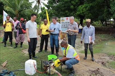 世界衛(wèi)生組織評(píng)估專家組評(píng)估援桑血吸蟲病現(xiàn)場媒介控制工作（受訪機(jī)構(gòu)提供）