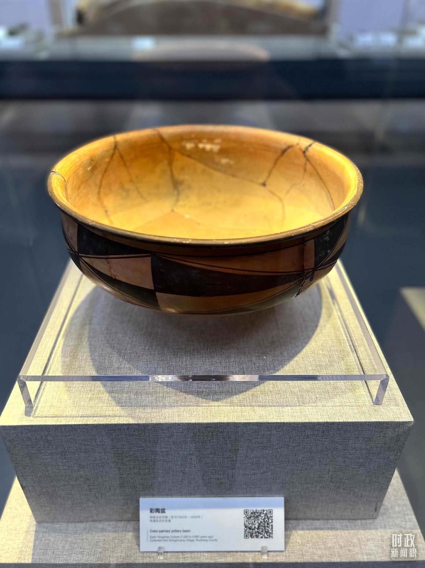 △運城博物館內(nèi)展出的仰韶文化早期的彩陶盆。（總臺央視記者邢彬拍攝）
