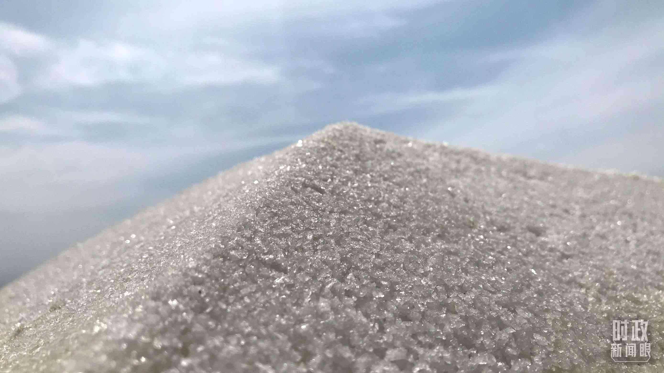 △鹽湖出產(chǎn)的河?xùn)|大鹽。（總臺央視記者石偉明拍攝）