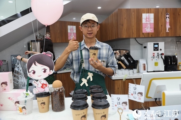 謝雨橋展示制作好的咖啡。人民網(wǎng)記者 馬曉波攝