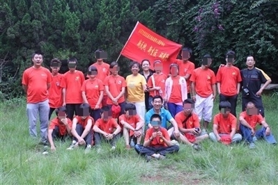 項(xiàng)目辦開展活動(dòng)合影，喬海云（后排中，黑衣）和張?jiān)氯纾ê笈庞乙唬? referrerpolicy=