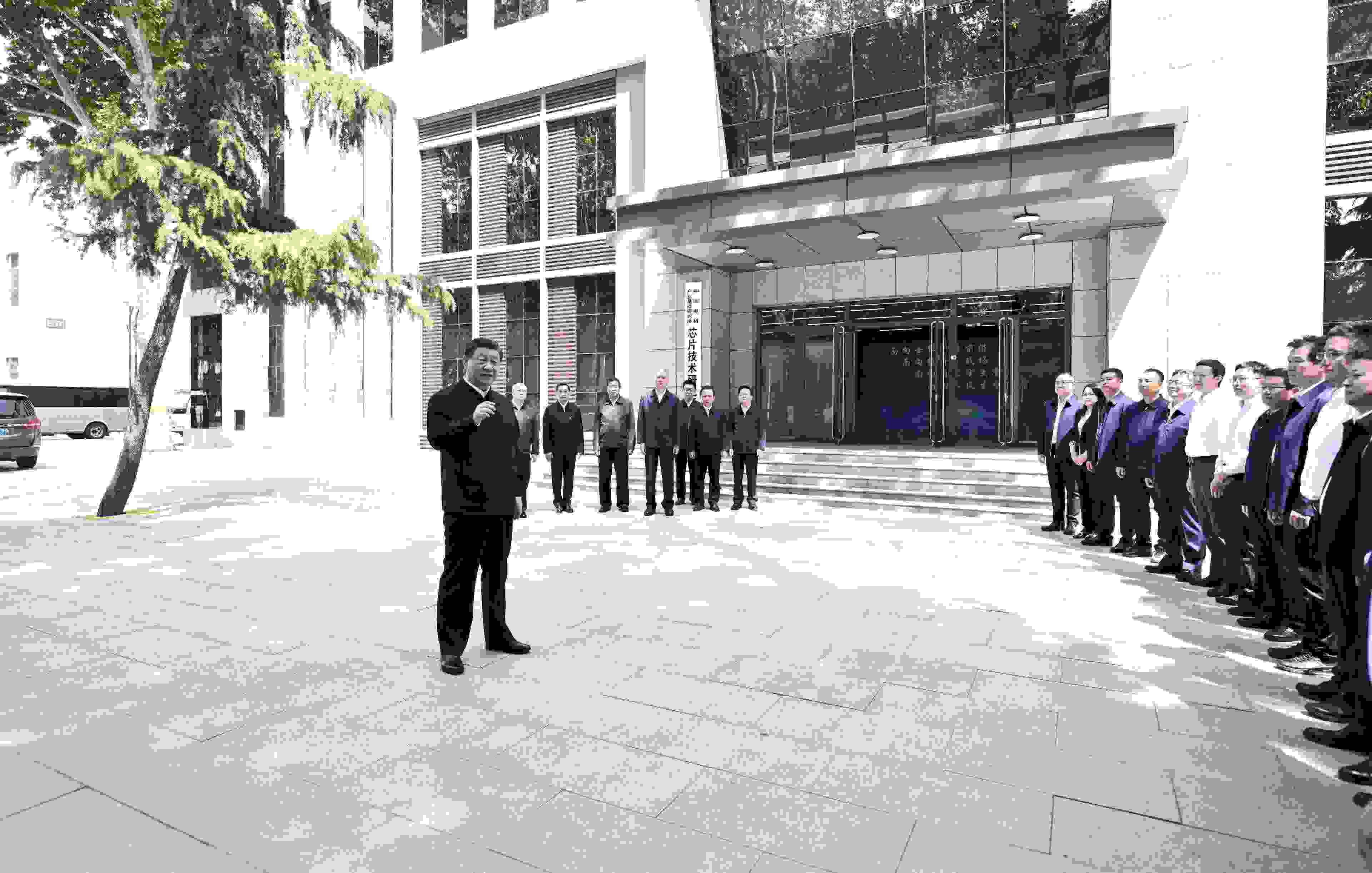 △2023年5月12日，習(xí)近平總書記在中國電科產(chǎn)業(yè)基礎(chǔ)研究院同科技工作者交流。