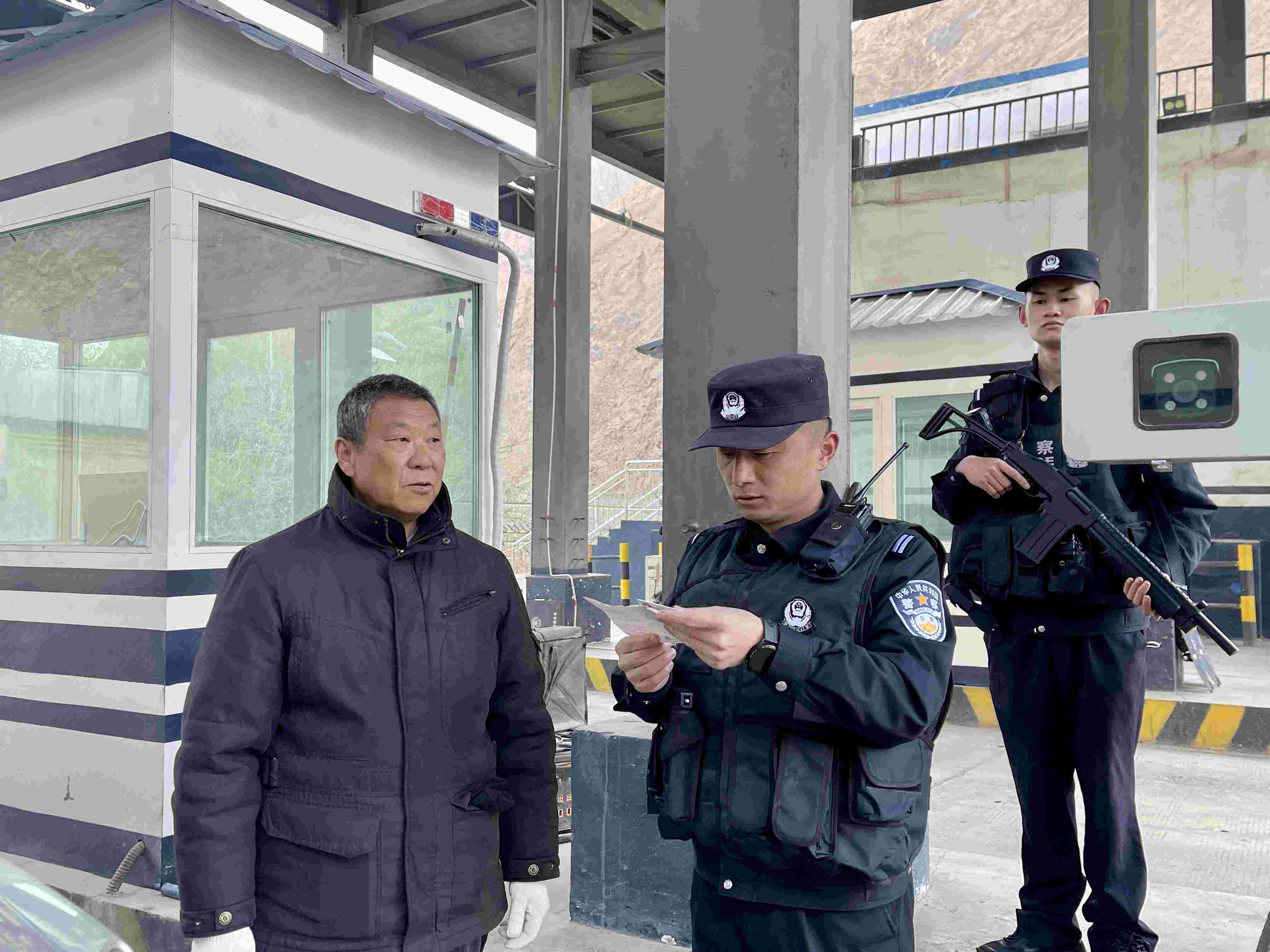 在庫地邊境檢查站，陳暢核對(duì)進(jìn)出邊境管理區(qū)人員信息。人民網(wǎng) 周靜圓攝