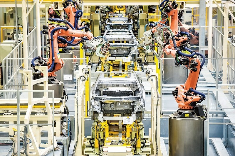 發(fā)展新能源汽車是我國從汽車大國邁向汽車強國的必由之路。2022年中國新能源汽車產銷分別實現(xiàn)705.8萬輛和688.7萬輛，連續(xù)8年位居世界第一。圖為廣汽埃安第一智造中心焊裝車間正在熱火朝天地生產。 廣汽埃安新能源汽車股份有限公司供圖