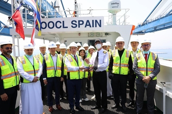 圖為與會(huì)嘉賓參觀“東方西班牙”輪。中遠(yuǎn)海運(yùn)港口阿布扎比碼頭供圖