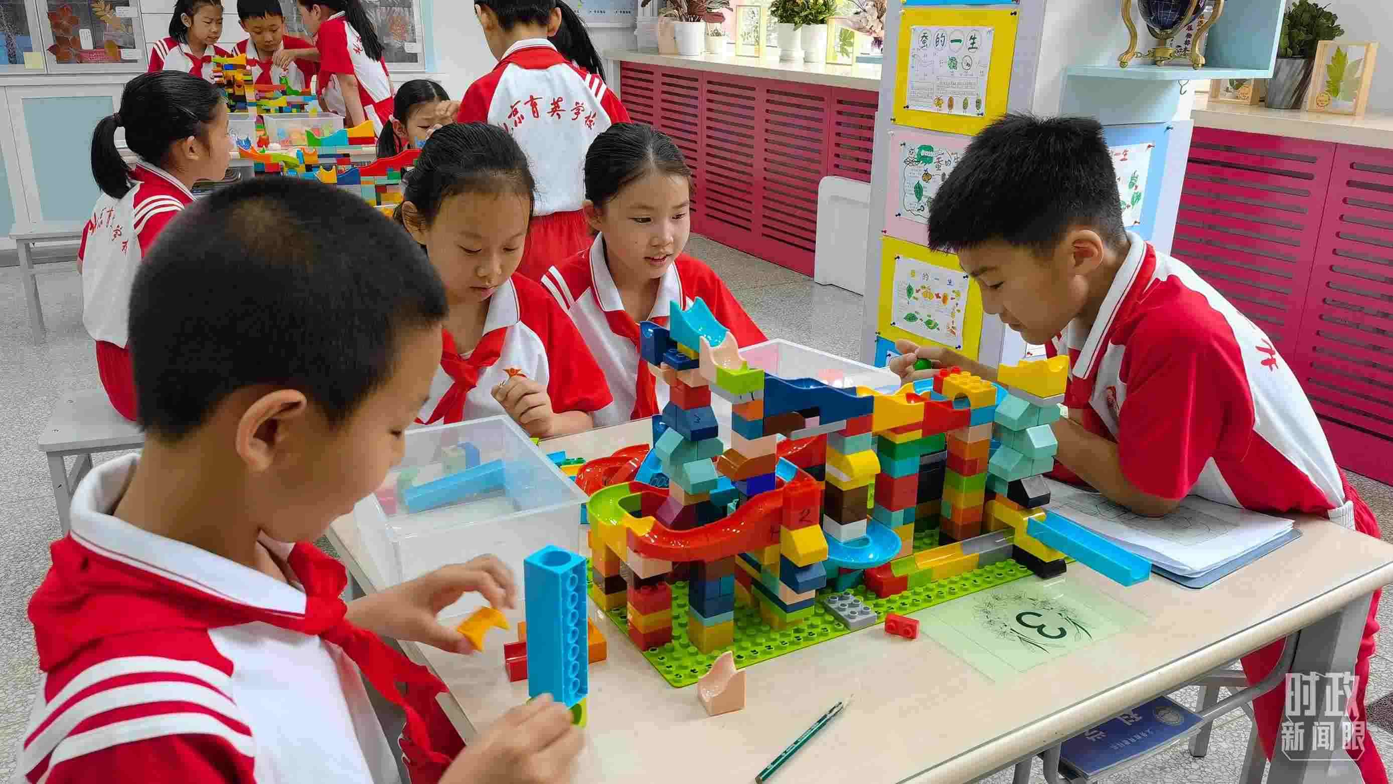 △正在搭建過山車模型的學(xué)生們。（總臺央視記者石丞拍攝）