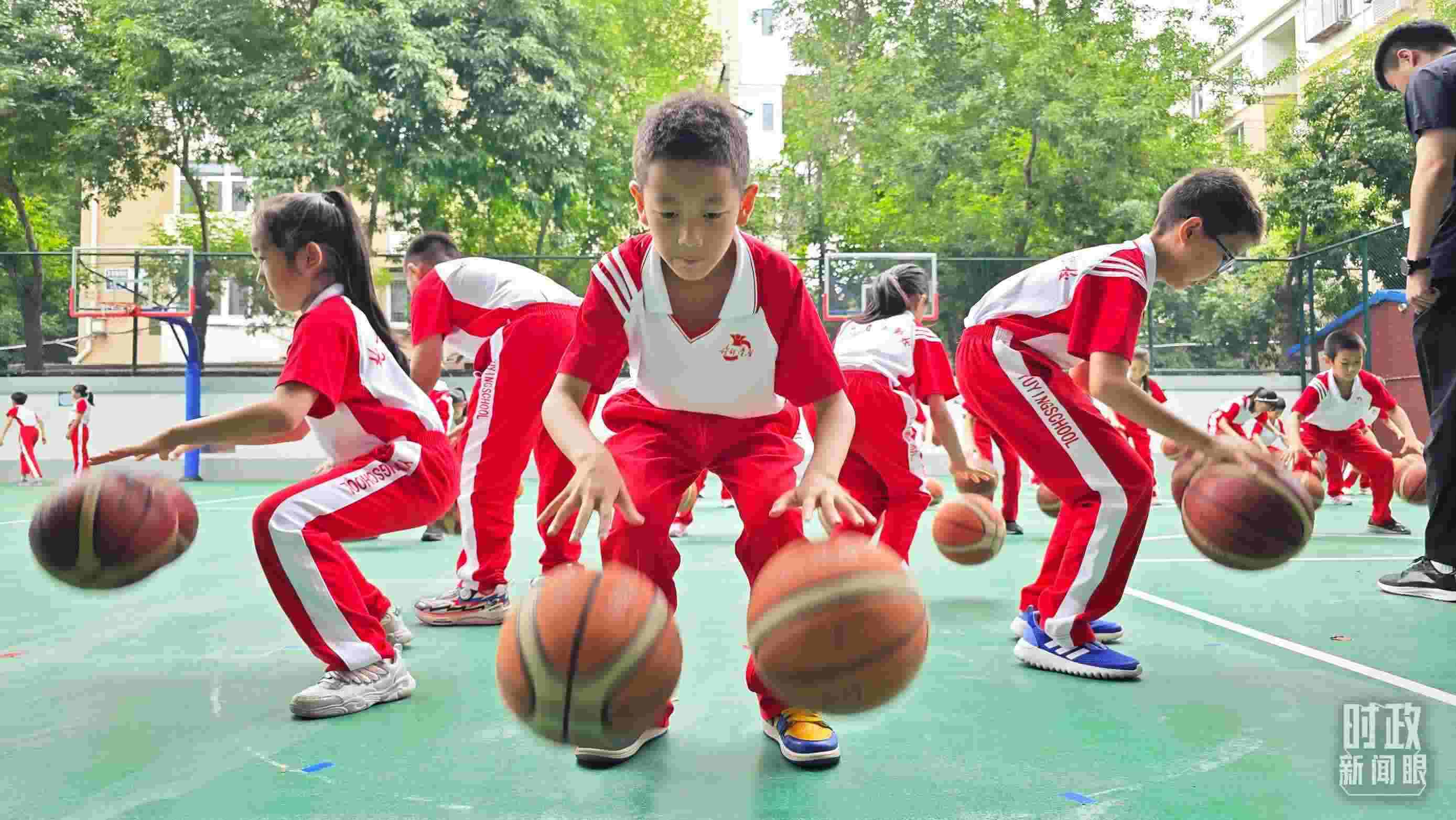 △學(xué)生正在打籃球。（總臺央視記者彭漢明拍攝）