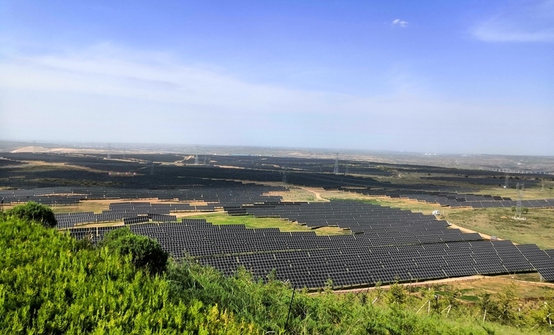 伊金霍洛旗天驕綠能50萬(wàn)千瓦采煤沉陷區(qū)生態(tài)治理光伏發(fā)電示范項(xiàng)目一角。人民網(wǎng)記者 孫博洋攝