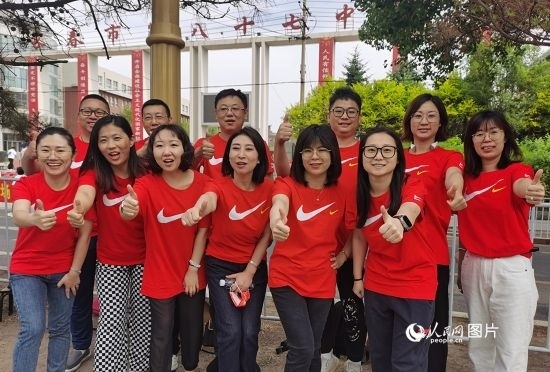 6月7日一早，陽光明媚，天氣涼爽，在長春市第八十七中學(xué)，考生們正陸續(xù)進入考場。親友團為參加高考的學(xué)子們加油鼓勁。人民網(wǎng)記者 王帝元攝