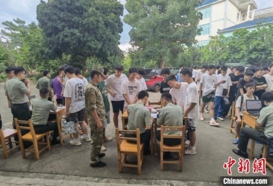 專武干部在發(fā)放兵役登記證。韋碩 攝