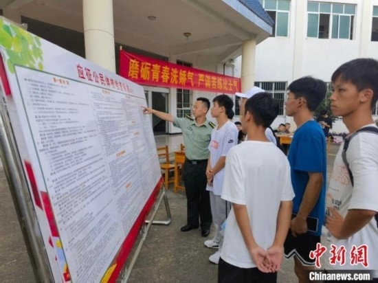 專武干部在講解應(yīng)征體檢標(biāo)準(zhǔn)。韋碩 攝