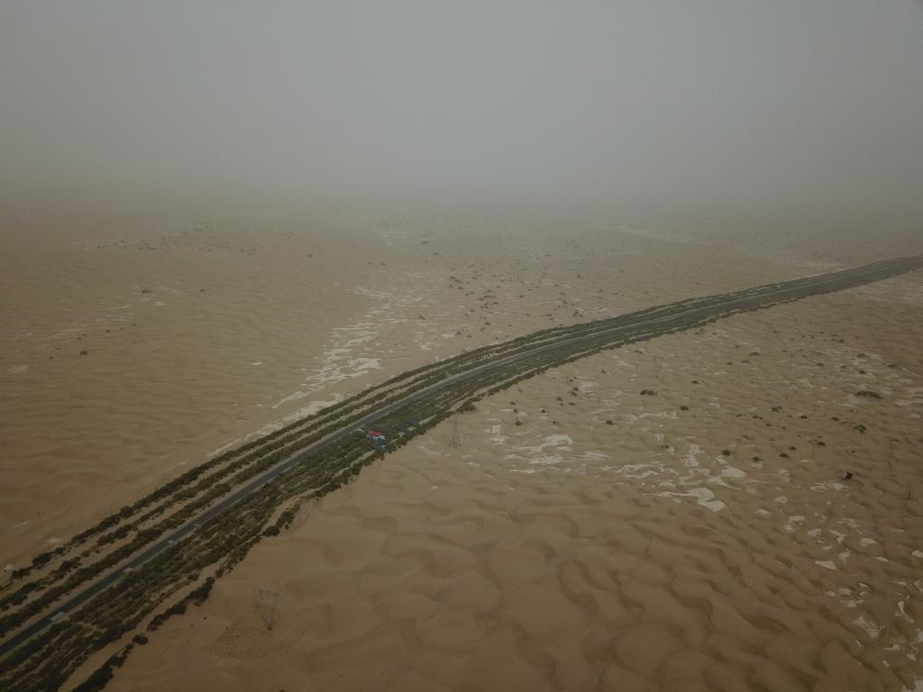 這是2019年8月12日拍攝的塔里木沙漠公路兩側(cè)的綠色屏障（無人機照片）。新華社記者宿傳義攝