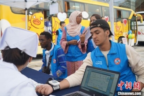 6月13日，在第20個(gè)世界獻(xiàn)血者日前夕，20名在贛留學(xué)生組團(tuán)前往血站獻(xiàn)血。吳迪 攝