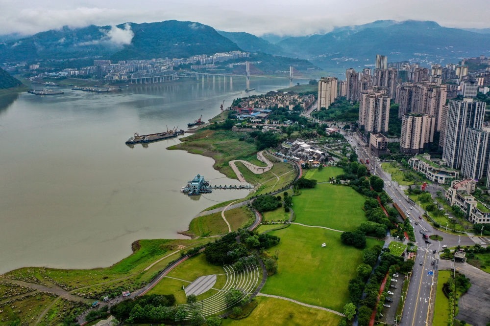 這是2023年6月7日拍攝的位于重慶市云陽縣的云陽城區(qū)環(huán)湖綠道（無人機(jī)照片）。當(dāng)?shù)貙⑸鷳B(tài)治理與生態(tài)修復(fù)結(jié)合起來，兼顧城市旅游和運(yùn)動(dòng)休閑等功能需要，打造環(huán)縣城兩江四岸33公里綠道。新華社記者 唐奕 攝