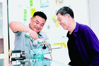 上流佳苑社區(qū)便民服務(wù)中心維修師傅李磊為社區(qū)居民提供服務(wù)。資料圖片