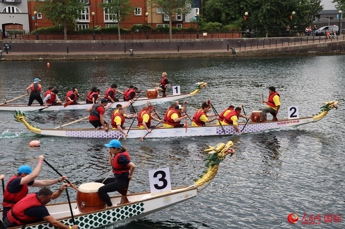 2023全英中華端午龍舟會比賽現(xiàn)場，幾支隊(duì)伍你追我趕。人民網(wǎng)記者 邢雪攝