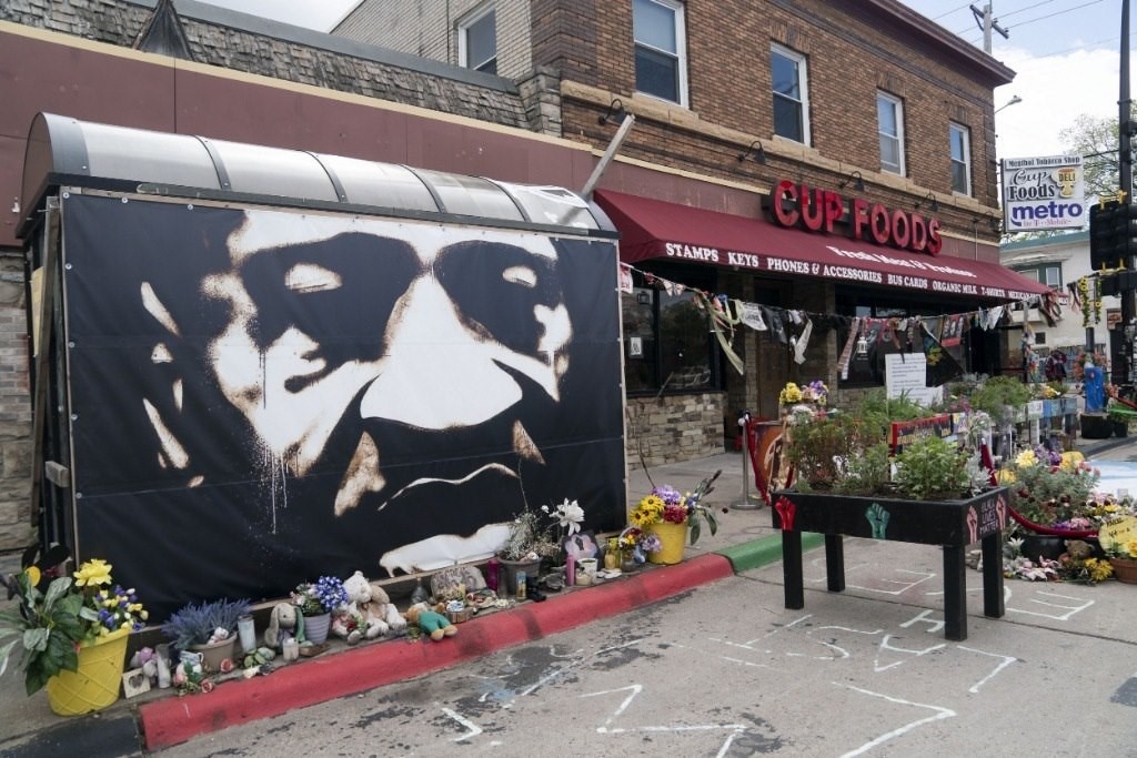 這是2022年5月22日在美國(guó)明尼蘇達(dá)州明尼阿波利斯市拍攝的弗洛伊德廣場(chǎng)。新華社記者劉杰攝