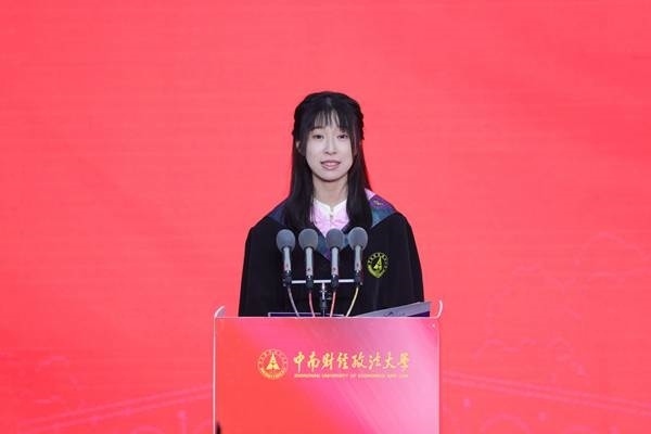 王若研在畢業(yè)典禮上發(fā)言。崔楨楨 攝