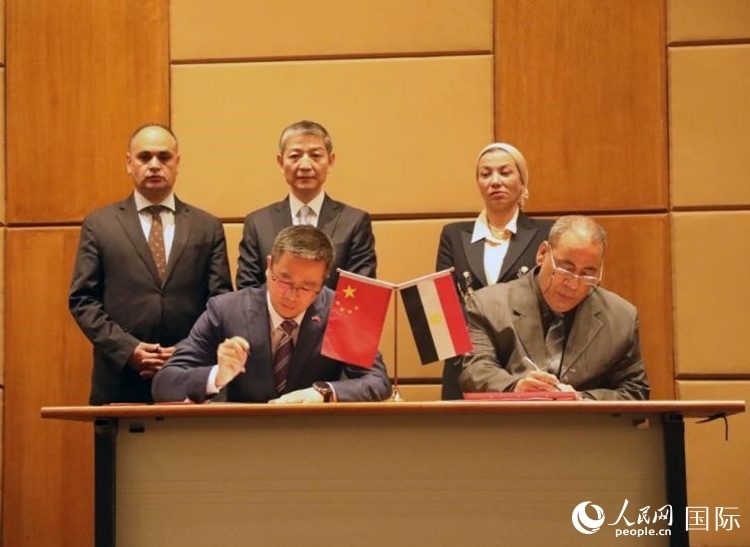 中國駐埃及使館公使張朝陽與埃環(huán)境事務(wù)署工程和項(xiàng)目管理局局長阿卜杜勒阿齊茲簽署交接證書。沈小曉攝