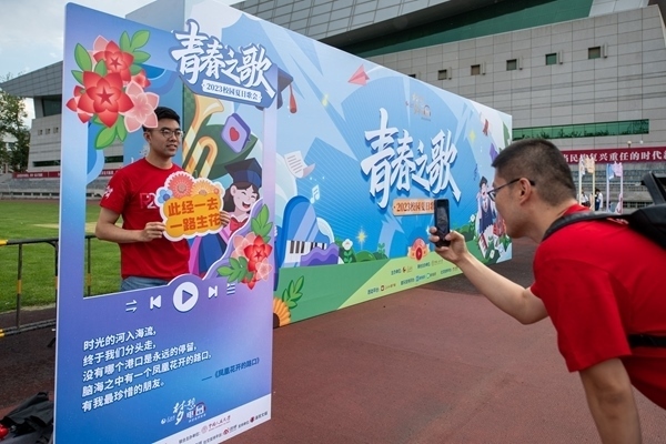 學(xué)生在市集打卡拍照。人民網(wǎng)記者 翁奇羽攝