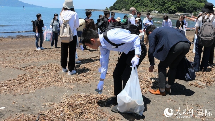 學(xué)生們體驗海岸清掃。人民網(wǎng) 許可攝