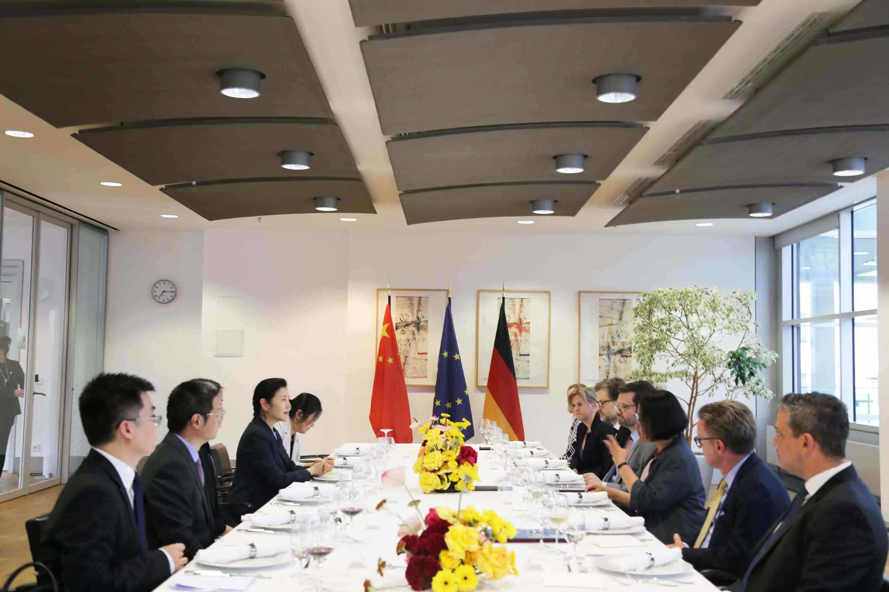 司法部長(zhǎng)賀榮與德國(guó)聯(lián)邦司法部長(zhǎng)布施曼舉行會(huì)談。