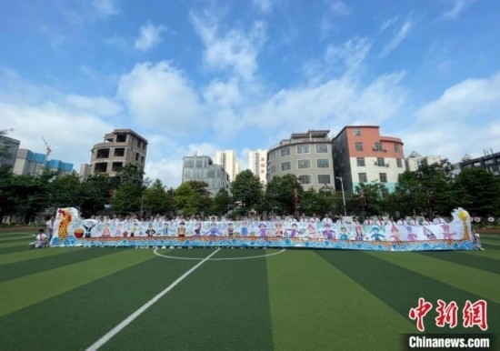 圖為學生們展示剛完成的長卷。 興業(yè)縣融媒體中心供圖