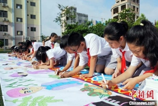 圖為學生們用手中畫筆在進行創(chuàng)作。 興業(yè)縣融媒體中心供圖