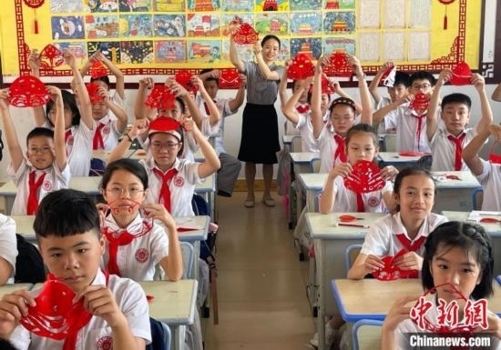 圖為學生們展示剪紙作品。 興業(yè)縣融媒體中心供圖