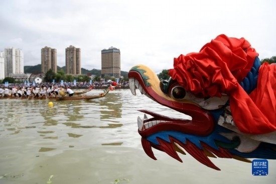 6月23日，在貴州省黔東南苗族侗族自治州施秉縣舉行的獨(dú)木龍舟節(jié)上，獨(dú)木龍舟進(jìn)行比賽。