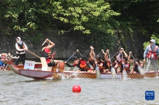 6月23日，在江蘇省宜興市舉行的龍舟競(jìng)渡賽中，參賽選手們奮力拼搏。