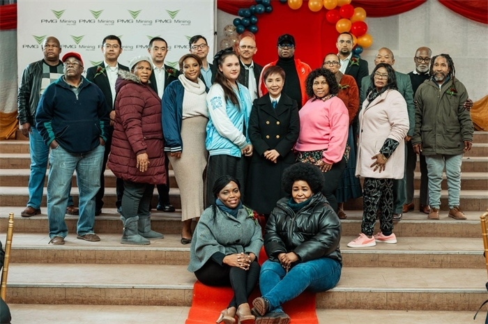 PMG礦業(yè)公司股東和管理團(tuán)隊(duì)和演講嘉賓合影。（圖片來(lái)源：廣西大錳南非PMG礦業(yè)有限公司）